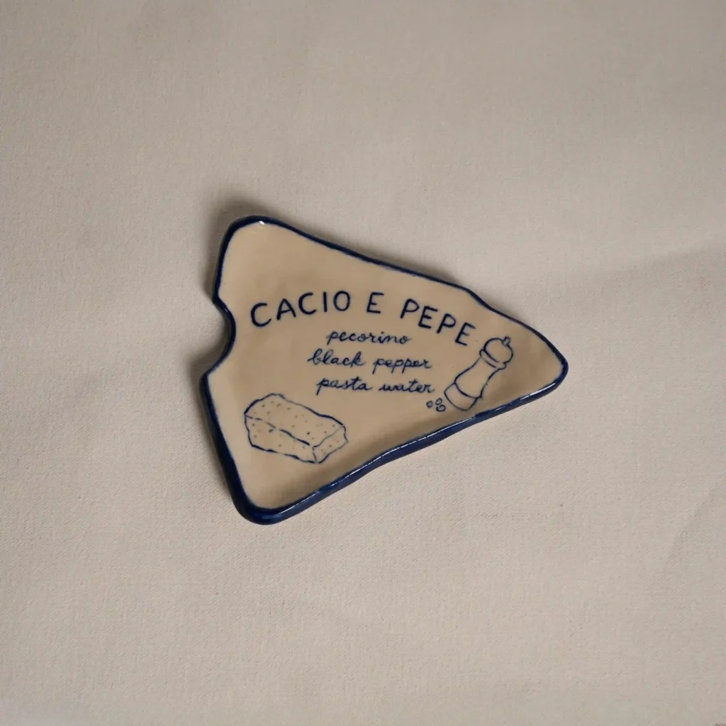 Hand-painted ceramic spoon rest with the Cacio e Pepe recipe drawn by hand, by Franci Pots